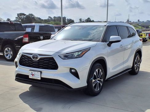 Used 2020 Toyota Highlander XLE FWD image 3