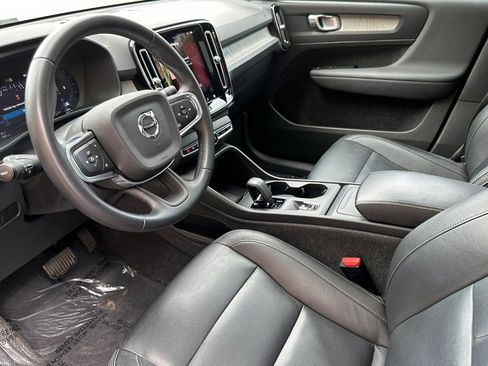 Used 2024 Volvo XC40 B5 Core image 10
