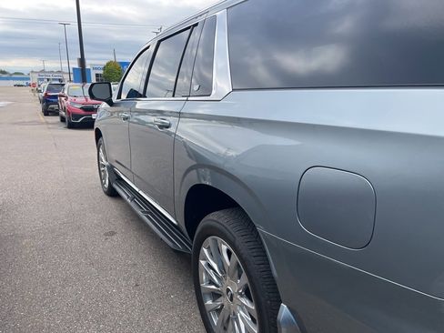 Used 2024 Cadillac Escalade ESV Premium Luxury image 16