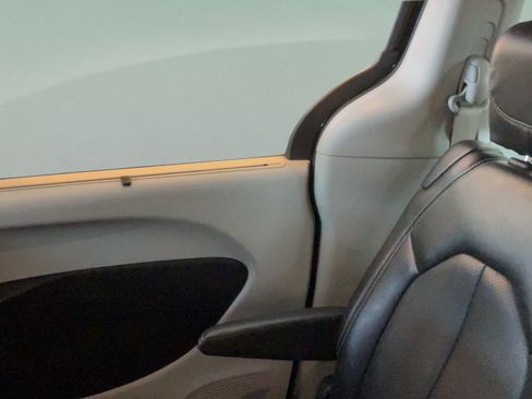 Used 2024 Chrysler Pacifica Touring-L FWD image 29