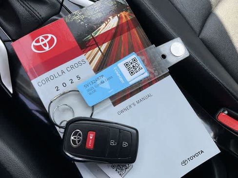 Used 2025 Toyota Corolla Cross XLE AWD/4WD image 27