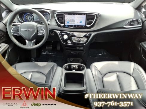 Certified 2025 Chrysler Pacifica Select FWD image 24