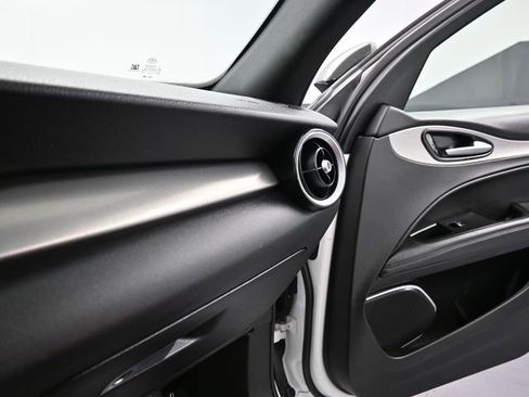 Used 2022 Alfa Romeo Stelvio Veloce image 16