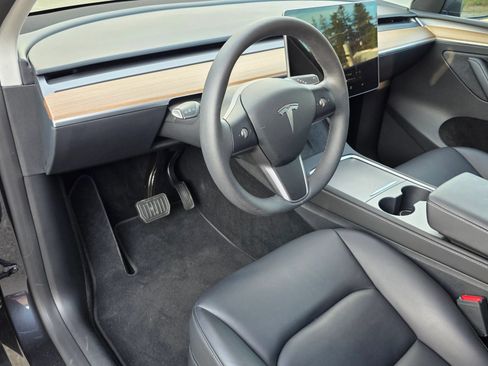 Used 2024 Tesla Model Y Long Range AWD/4WD image 9