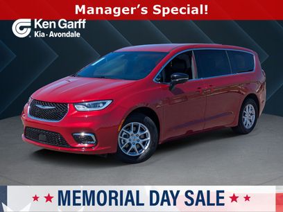 Used 2025 Chrysler Pacifica Select