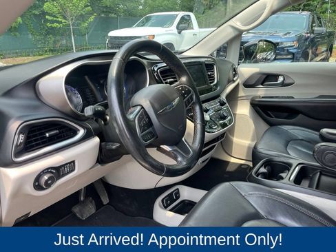 Used 2020 Chrysler Pacifica Touring-L FWD image 9