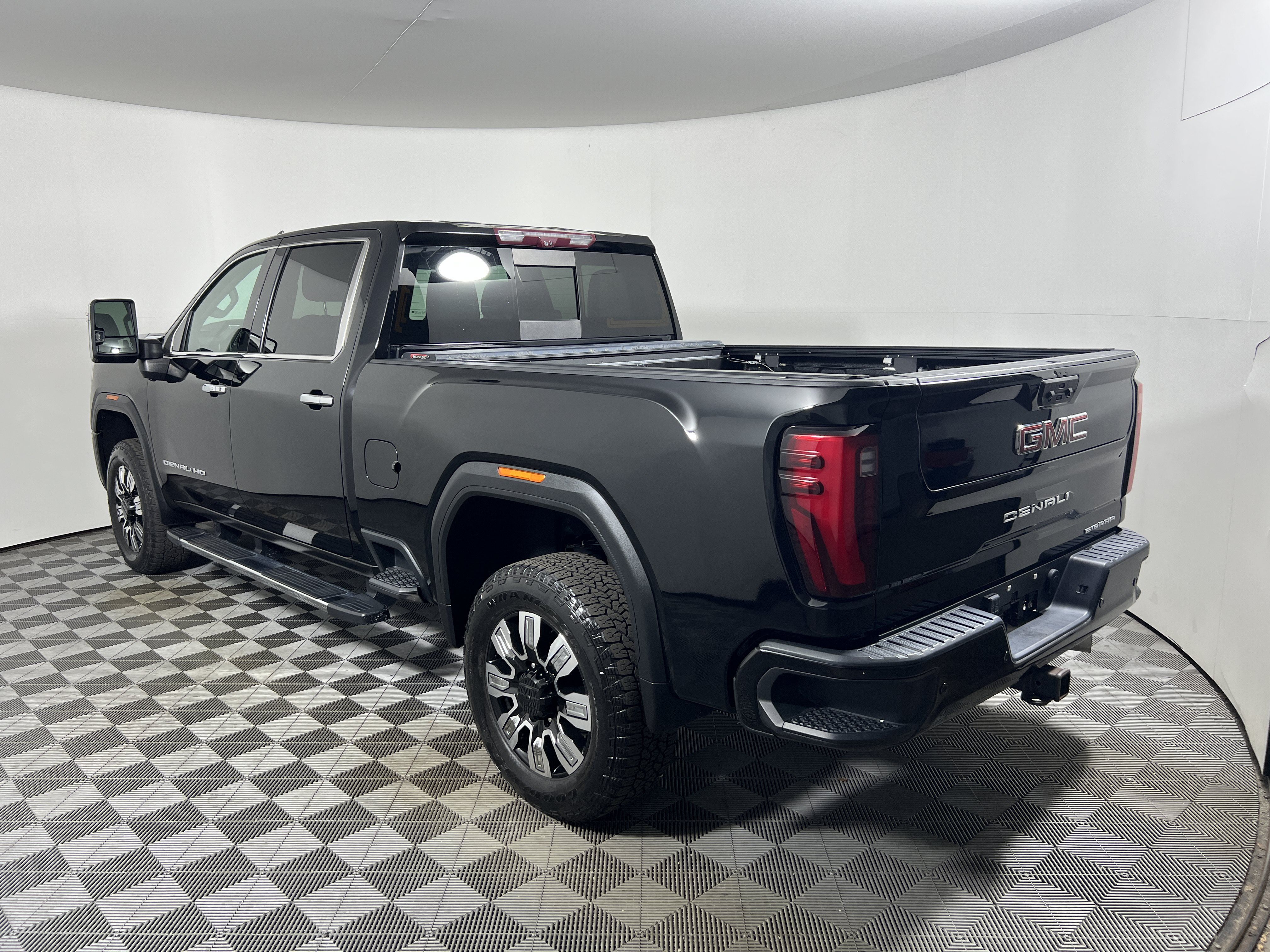 Used 2024 GMC Sierra 2500 Denali w/ Denali Reserve Package AWD/4WD image 3