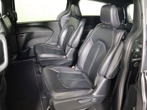 Used 2022 Chrysler Pacifica Touring-L w/ S Appearance Package image 19