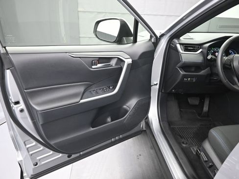 Used 2025 Toyota RAV4 SE image 14
