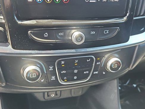 Used 2023 Chevrolet Traverse LT FWD image 17