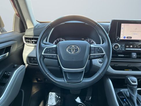 Used 2023 Toyota Highlander XLE FWD image 11
