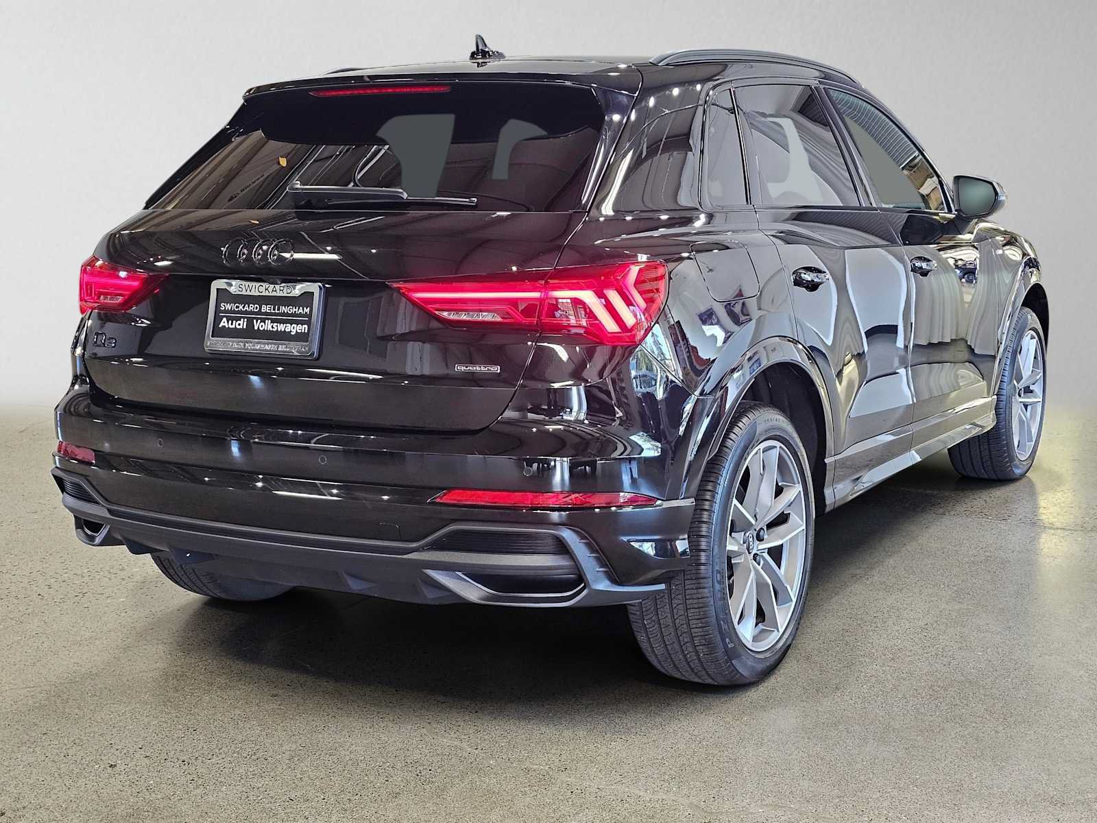 Used 2025 Audi Q3 2.0T Premium w/ Convenience Package AWD/4WD image 3