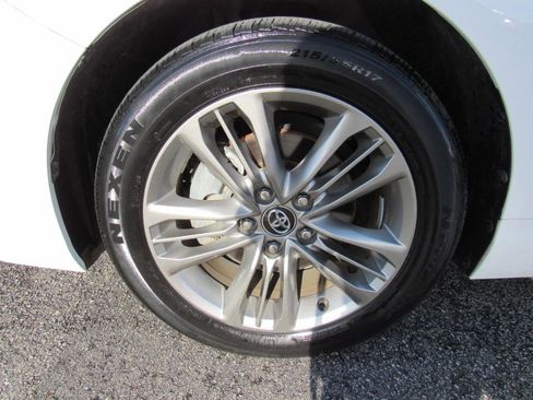 Used 2017 Toyota Camry SE w/ Moonroof Package image 9