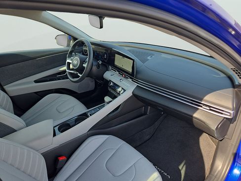 Certified 2025 Hyundai Elantra Limited FWD image 34