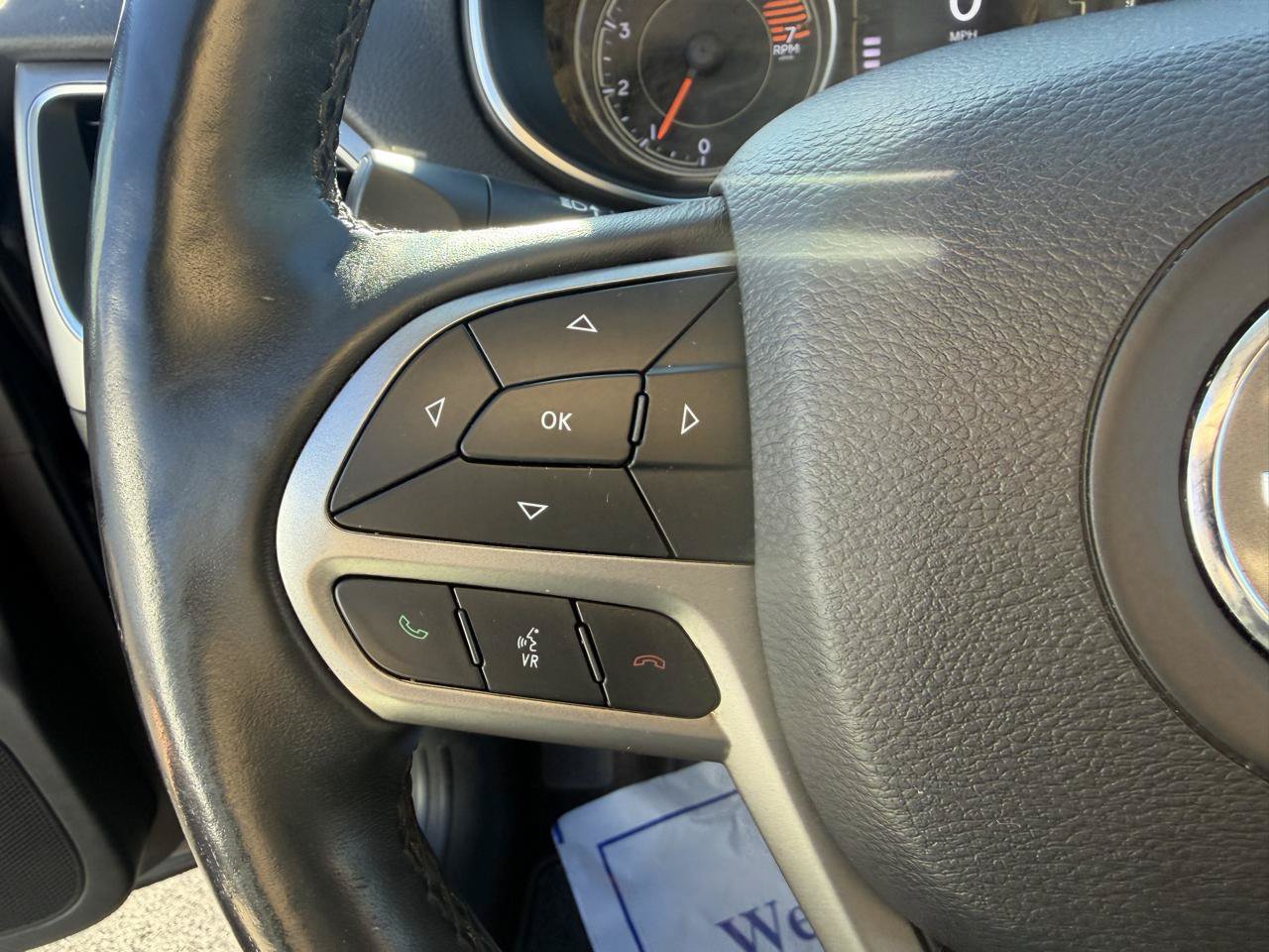 Used 2019 Jeep Cherokee Latitude Plus w/ Cold Weather Group AWD/4WD image 26