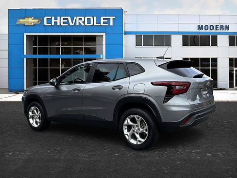 Used 2024 Chevrolet Trax LS w/ LS Convenience Package FWD image 3
