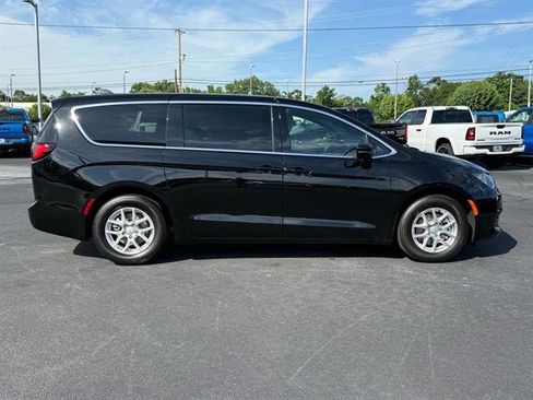 Used 2025 Chrysler Voyager LX FWD image 2