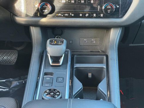 Used 2025 Nissan Pathfinder SL image 15