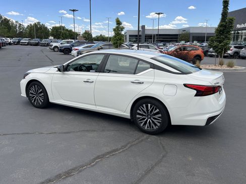 Used 2025 Nissan Altima 2.5 SV FWD image 11