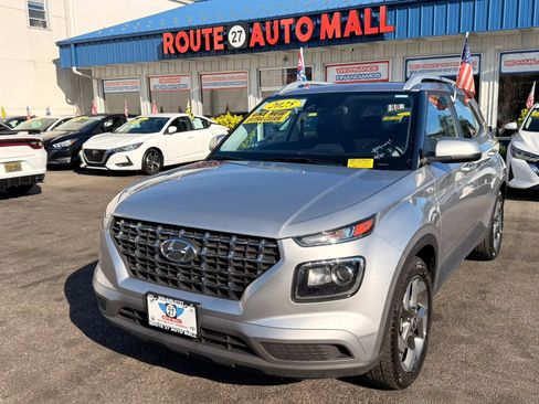 Used 2025 Hyundai Venue SEL FWD image 4