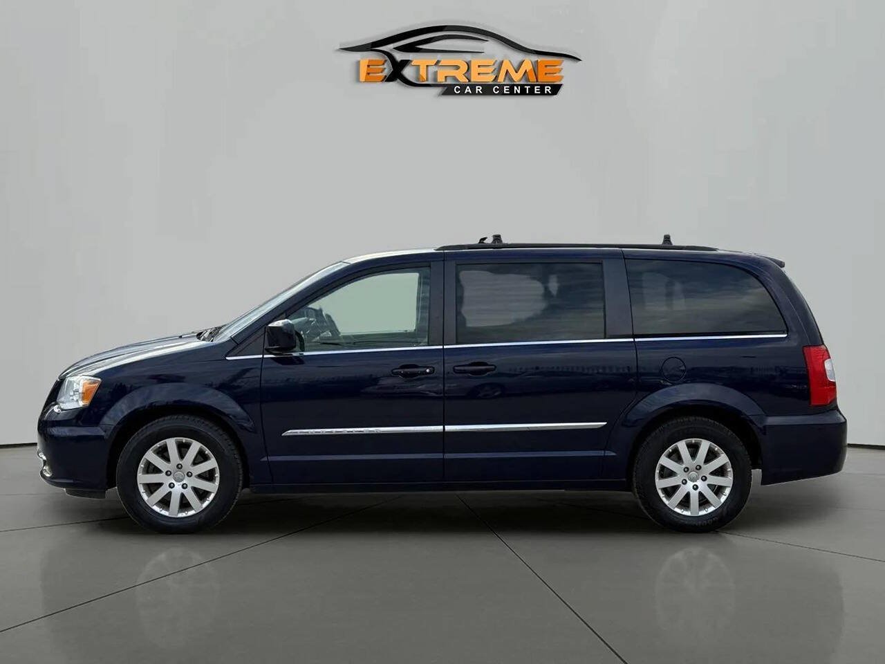 Used 2016 Chrysler Town & Country Touring FWD image 3