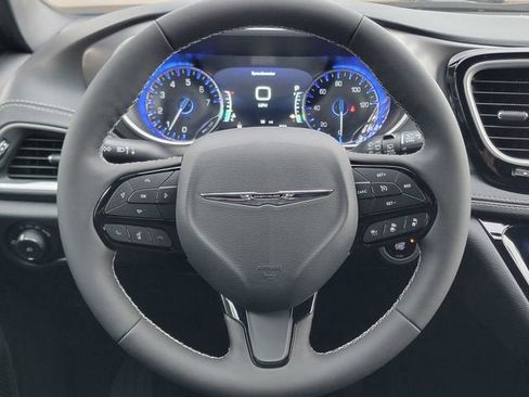 New 2026 Chrysler Pacifica Select AWD/4WD image 32