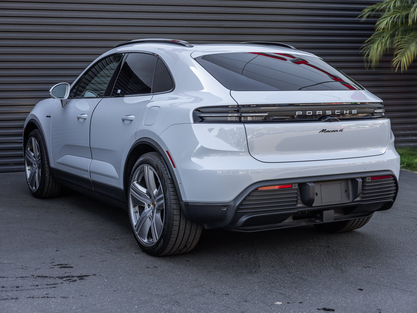 Certified 2025 Porsche Macan 4 Electric AWD/4WD image 3