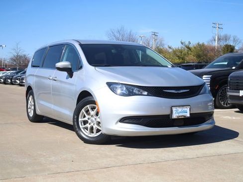 Used 2023 Chrysler Voyager LX image 2