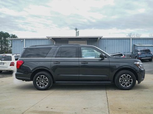 Used 2023 Ford Expedition Max XLT image 3