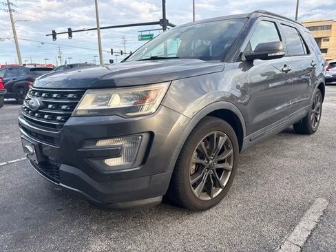 Used 2017 Ford Explorer XLT FWD image 2