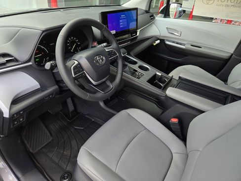 New 2026 Toyota Sienna XLE image 7
