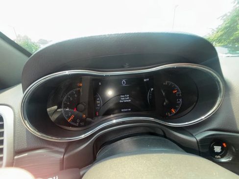 Used 2021 Jeep Grand Cherokee Laredo X RWD image 12