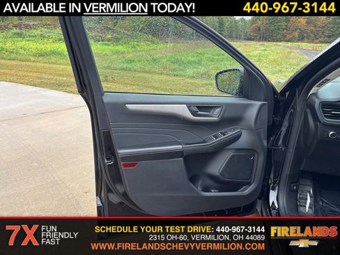Used 2022 Ford Escape SE w/ SE Sport Appearance Package image 9