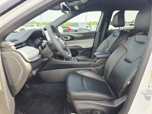 Used 2025 Jeep Compass Limited AWD/4WD image 12