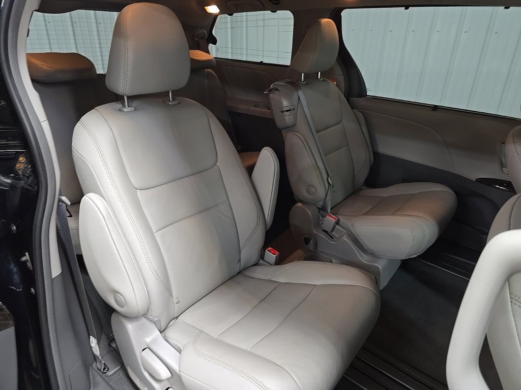 Used 2019 Toyota Sienna XLE w/ XLE Navigation Package FWD image 17