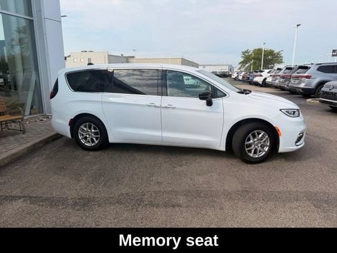 Used 2024 Chrysler Pacifica Touring-L FWD image 4