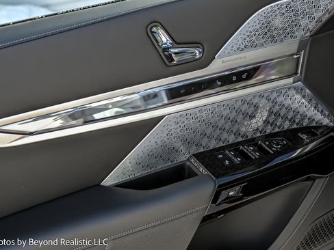 Used 2025 BMW 740i xDrive w/ Premium Package image 25