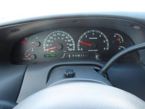 Used 2000 Ford Expedition XLT AWD/4WD image 17