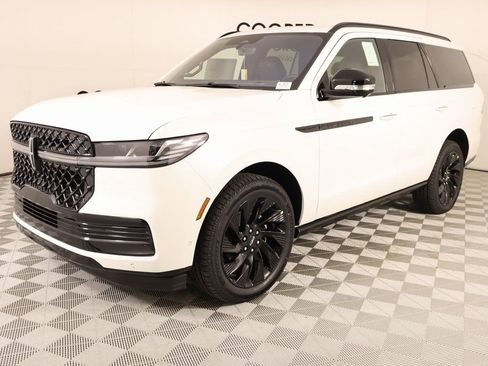 New 2025 Lincoln Navigator Reserve w/ Jet Appearance Package AWD/4WD image 11