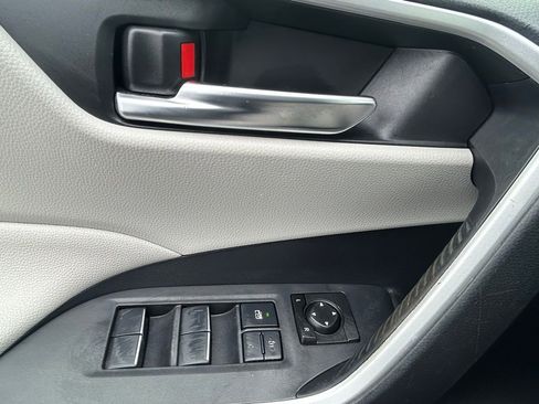 Used 2020 Toyota RAV4 XLE Premium FWD image 31