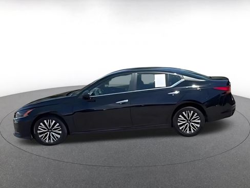 Used 2025 Nissan Altima 2.5 SV FWD image 14