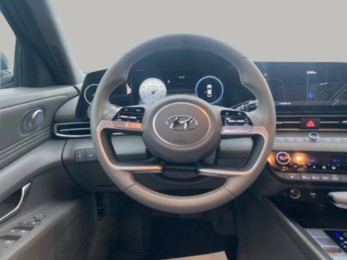 Used 2023 Hyundai Elantra SEL w/ Convenience Package image 16