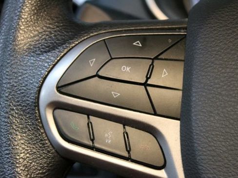 Used 2019 Jeep Cherokee Sport FWD image 21
