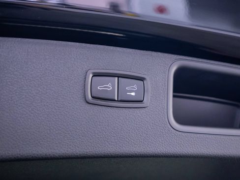 Certified 2025 Porsche Macan AWD/4WD image 31
