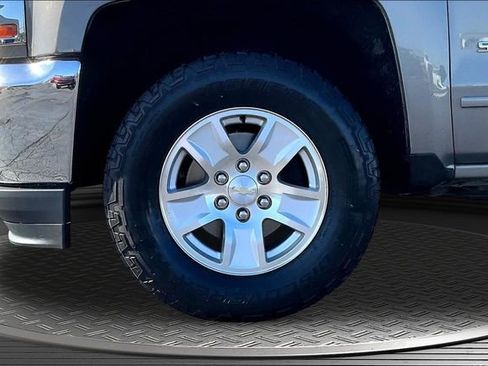 Used 2017 Chevrolet Silverado 1500 LT w/ LT Convenience Package AWD/4WD image 32