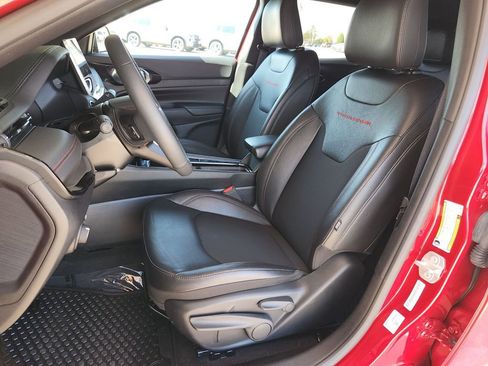 Used 2025 Jeep Compass Trailhawk image 12