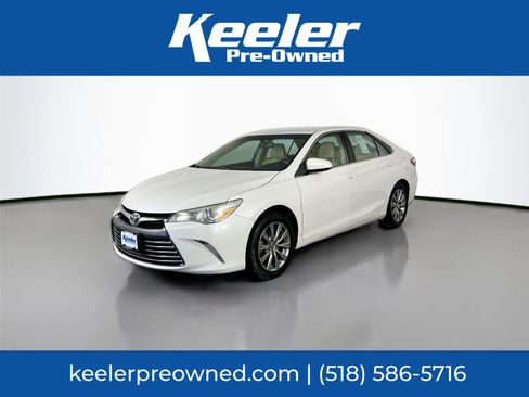 Used 2016 Toyota Camry LE image 1