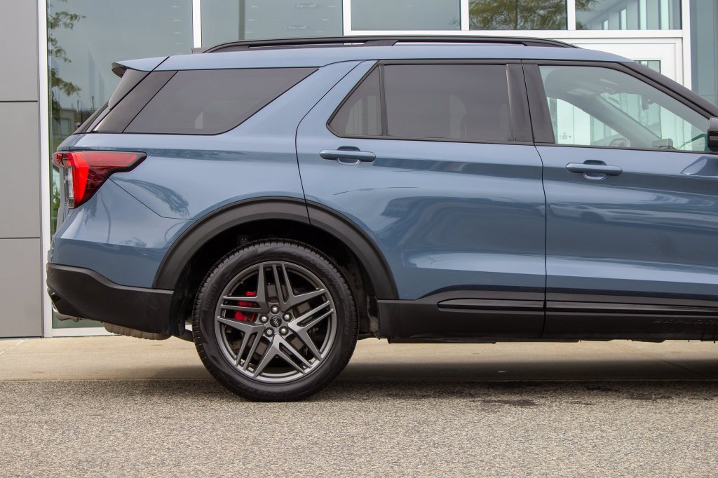 Used 2025 Ford Explorer ST AWD/4WD image 6