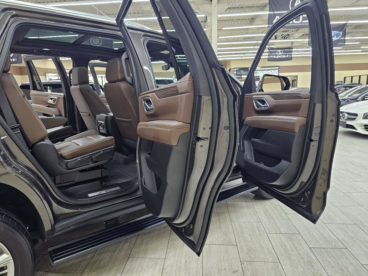 Used 2021 Chevrolet Tahoe High Country w/ Premium Package AWD/4WD image 16