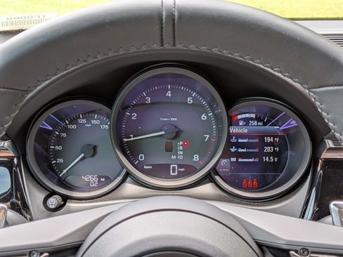 Certified 2026 Porsche Macan AWD/4WD image 10